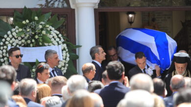 Πέτρος-Μολυβιάτης:-Τυλιγμένο-με-την-ελληνική-σημαία-το-φέρετρό-του-–-Καραμανλής-και-Σαμαράς-στο-τελευταίο-«αντίο»