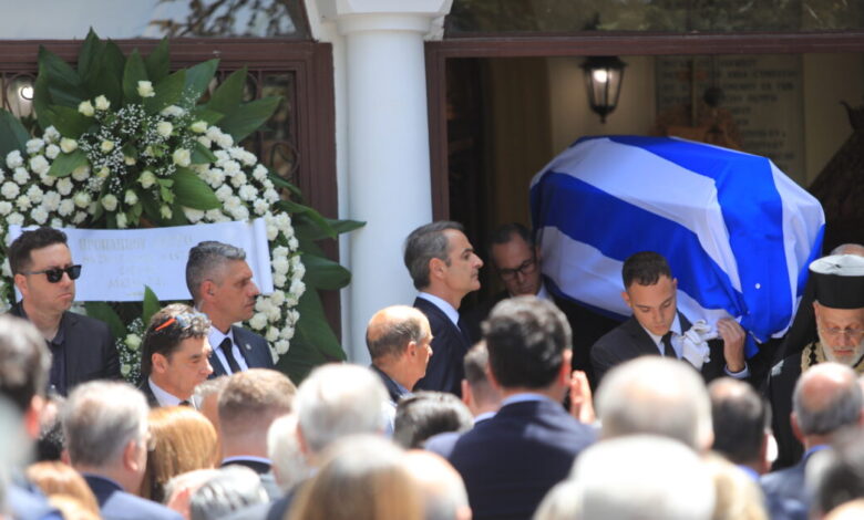 Πέτρος-Μολυβιάτης:-Τυλιγμένο-με-την-ελληνική-σημαία-το-φέρετρό-του-–-Καραμανλής-και-Σαμαράς-στο-τελευταίο-«αντίο»