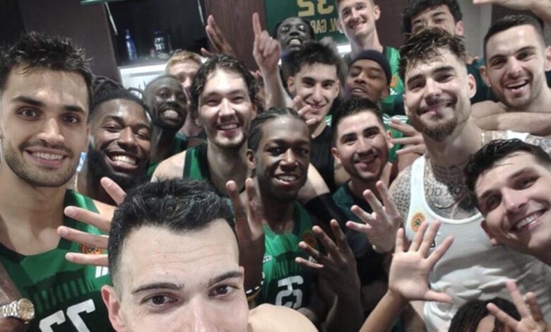 Παναθηναϊκός:-Η-πανηγυρική-selfie-του-Κώστα-Σλούκα-με-τους-συμπαίκτες-του,-στα-αποδυτήρια-του-ΟΑΚΑ