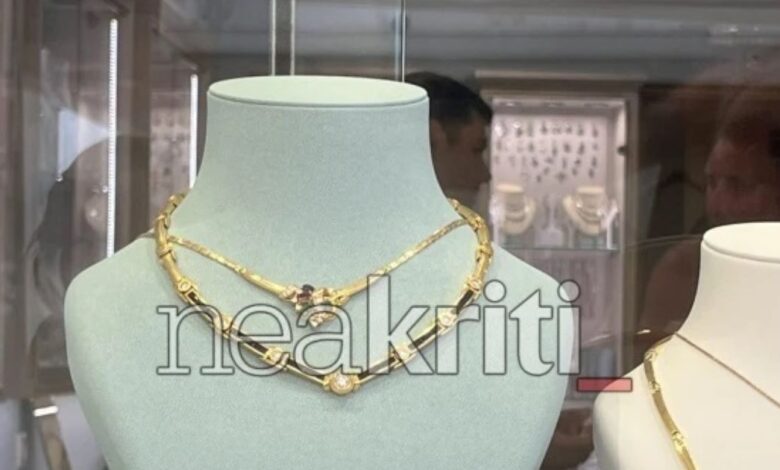 Κρήτη:-Βίντεο-ντοκουμέντο-από-τη-στιγμή-που-τουρίστας-αρπάζει-κόσμημα-αξίας-6.000-ευρώ