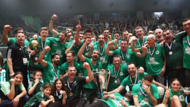Παναθηναϊκός:-Τα-δάκρυα-του-Πρωτοψάλτη,-οι-έξαλλοι-πανηγυρισμοί-και-η-απονομή-του-τροπαίου-για-τον-τίτλο-στη-volley-league