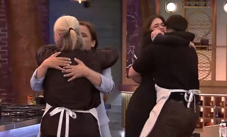 masterchef-2025:-Η-στιγμή-που-οι-μητέρες-των-παικτών-«εισβάλλουν»-στο-πλατό-και-οι-παίκτες-«λυγίζουν»-από-συγκίνηση