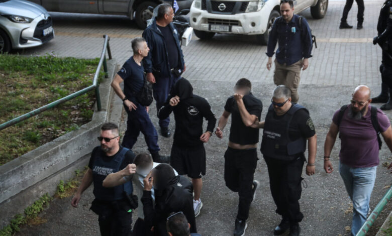Θεσσαλονίκη:-Στον-εισαγγελέα-οι-συλληφθέντες-της-ακροδεξιάς-οργάνωσης-–-Όπλα,-μαχαίρια-και-σιδηρογροθιές-βρέθηκαν-στα-σπίτια-τους