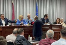 Πυρά-κατά-Μαμάκου-στη-Λάρισα-για-τη-στάση-που-κράτησε-στα-Τρίκαλα-για-τον-ΦΟΔΣΑ