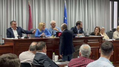 Πυρά-κατά-Μαμάκου-στη-Λάρισα-για-τη-στάση-που-κράτησε-στα-Τρίκαλα-για-τον-ΦΟΔΣΑ