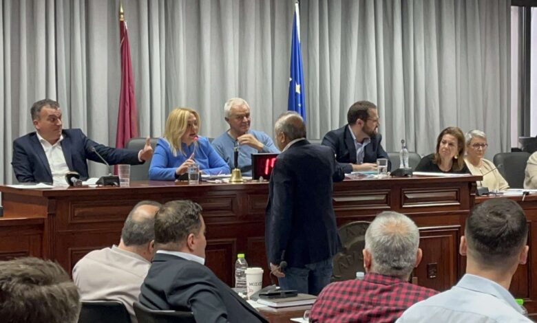 Πυρά-κατά-Μαμάκου-στη-Λάρισα-για-τη-στάση-που-κράτησε-στα-Τρίκαλα-για-τον-ΦΟΔΣΑ