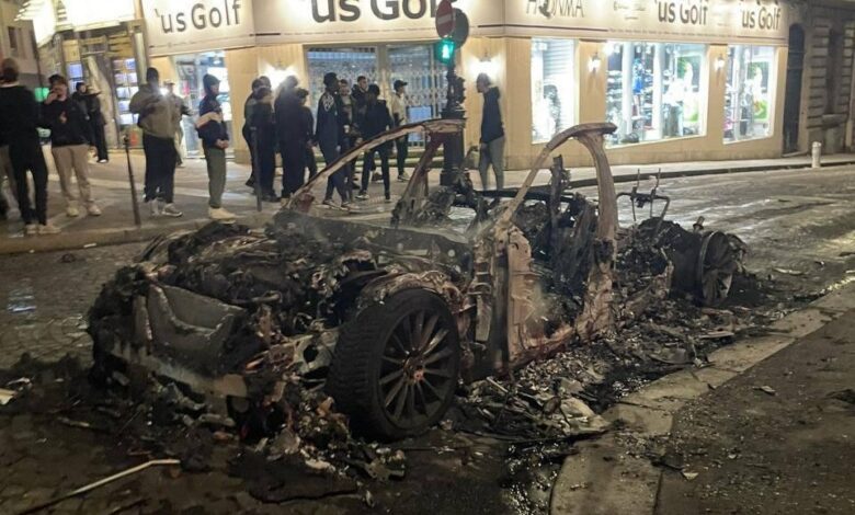 Παρίσι:-Αυτοκίνητο-έπεσε-πάνω-σε-οπαδούς-της-Παρί