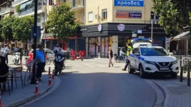 Παράνομο-μπλόκο-της-Τροχαίας-στα-Τρίκαλα:-Πάνω-σε-διάβαση-και-πεζοδρόμιο-το-περιπολικό