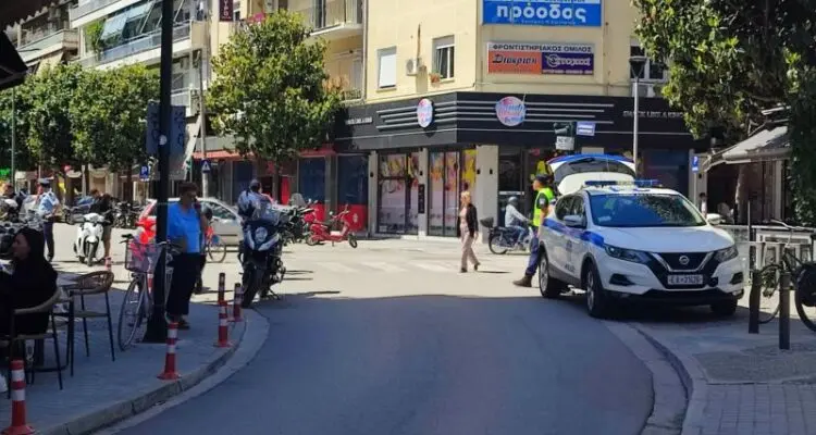 Παράνομο-μπλόκο-της-Τροχαίας-στα-Τρίκαλα:-Πάνω-σε-διάβαση-και-πεζοδρόμιο-το-περιπολικό