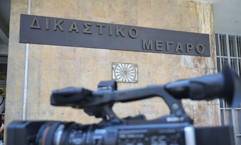 Θεσσαλονίκη:-Απολογούνται-οι-13-ανήλικοι-ακροδεξιάς-οργάνωσης-για-ληστείες,-απάτες-και-ναρκωτικά
