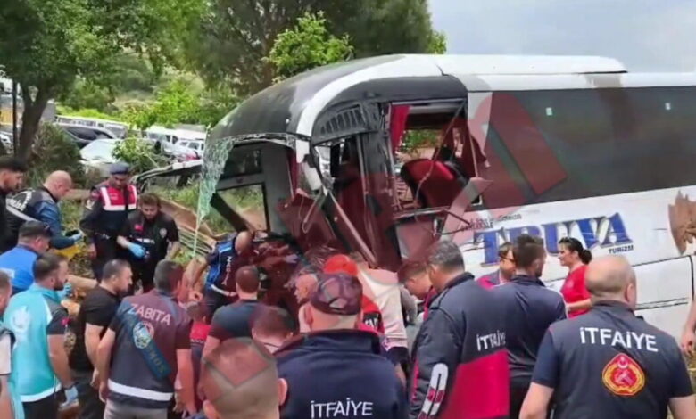 Θρήνος-στην-Τουρκία:-Οκτώ-νεκροί-και-20-τραυματίες-σε-καραμπόλα-στο-Τσανάκαλε