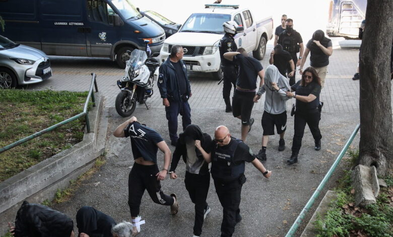 Θεσσαλονίκη:-Ελεύθερα-με-περιοριστικούς-τα-13-ανήλικα-μέλη-της-ακροδεξιάς-οργάνωσης