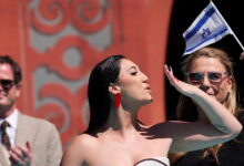 eurovision-2025:-Πανικός-στο-«Τιρκουάζ-Χαλί»-με-χειρονομίες-κατά-του-Ισραήλ-–-«Θα-σας-κόψουμε-τον-λαιμό»