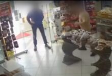Πόρτο-Ράφτη:-Η-στιγμή-που-ιδιοκτήτης-φούρνου-παλεύει-με-ληστή-που-του-άδειασε-το-ταμείο-–-«Φώναζε-ότι-θα-με-σουβλίσει»