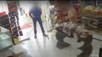 Πόρτο-Ράφτη:-Η-στιγμή-που-ιδιοκτήτης-φούρνου-παλεύει-με-ληστή-που-του-άδειασε-το-ταμείο-–-«Φώναζε-ότι-θα-με-σουβλίσει»