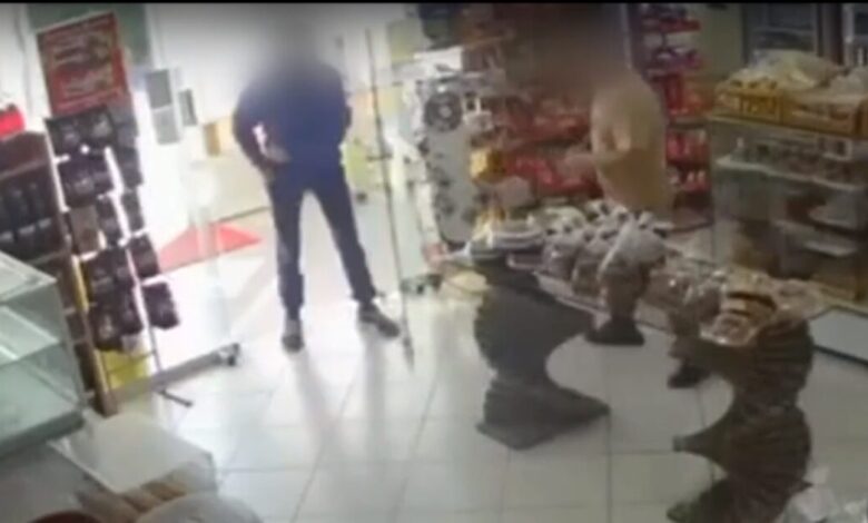 Πόρτο-Ράφτη:-Η-στιγμή-που-ιδιοκτήτης-φούρνου-παλεύει-με-ληστή-που-του-άδειασε-το-ταμείο-–-«Φώναζε-ότι-θα-με-σουβλίσει»