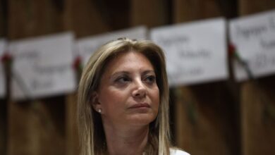Καρυστιανού-για-Καρώνη:-«Αδίστακτος-και-σκοτεινός,-διαπράττει-την-μέγιστη-ύβρη»