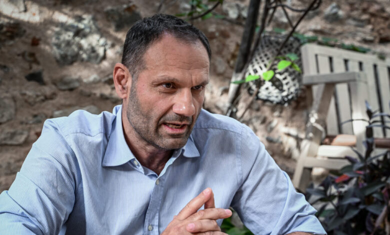 Κίνημα-Δημοκρατίας:-Ο-Μανώλης-Καπνισάκης-ήταν-και-παραμένει-το-δεξί-χέρι-του-Στέφανου-Κασσελάκη