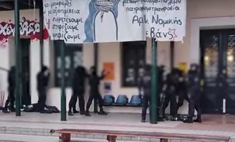Η-επιχείρηση-της-αστυνομίας-στη-Νομική-–-Βίντεο-από-τις-έρευνες-στο-εσωτερικό-του-κτιρίου