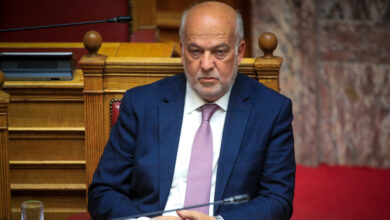 Πολιτικό-ροντέο-στη-Βουλή-μεταξύ-Φλωρίδη-–-Βελόπουλου με-φόντο-το-πόρισμα-Καρώνη