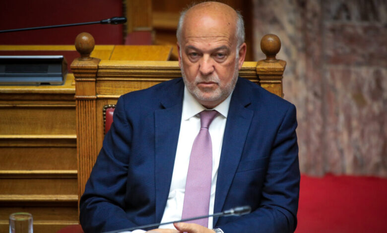 Πολιτικό-ροντέο-στη-Βουλή-μεταξύ-Φλωρίδη-–-Βελόπουλου με-φόντο-το-πόρισμα-Καρώνη