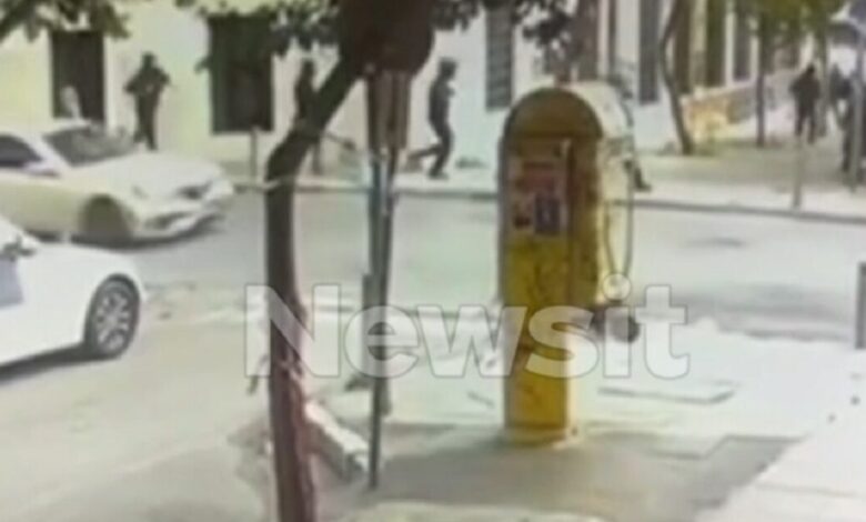 Νομική:-Η-στιγμή-που-βγαίνουν-οι-κουκουλοφόροι-μετά-την-άγρια-επίθεση-στον-φοιτητή