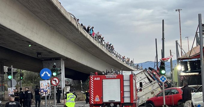 Έπεσε-νταλίκα-από-γέφυρα-στη-Λεωφόρο-Θηβών-Σώος-ο-οδηγός