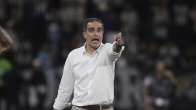 Ο-προπονητής-της-Μποταφόγκο-έδειξε-το-μεσαίο-δάχτυλο-και-προκάλεσε-σάλο-στη-Βραζιλία
