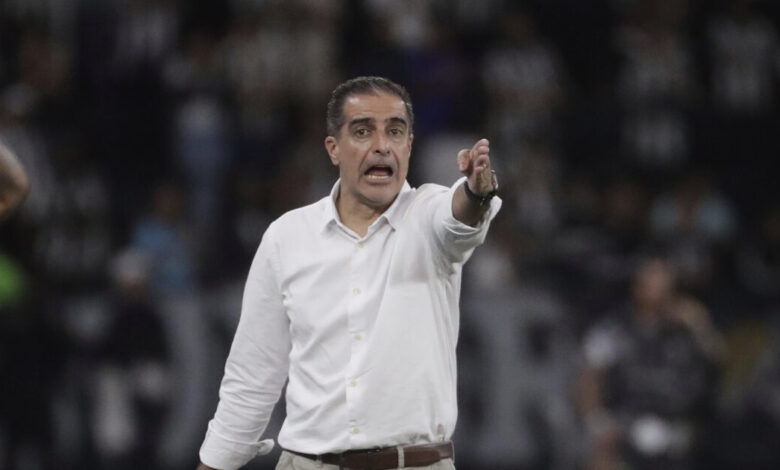 Ο-προπονητής-της-Μποταφόγκο-έδειξε-το-μεσαίο-δάχτυλο-και-προκάλεσε-σάλο-στη-Βραζιλία