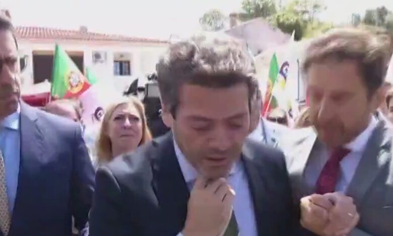Πορτογαλία:-h-στιγμή-που-ο-ηγέτης-της-ακροδεξιάς-Αντρέ-Βεντούρα-κρατάει-το-στήθος-του-και-καταρρέει-σε-προεκλογική-συγκέντρωση