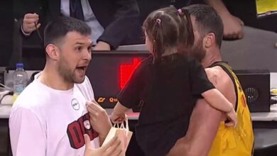 ΑΕΚ-–-Ολυμπιακός:-Φοβερή-στιγμή-με-τον-Κώστα-Παπανικολάου-και-την-κόρη-του-Γάιου-Σκορδίλη