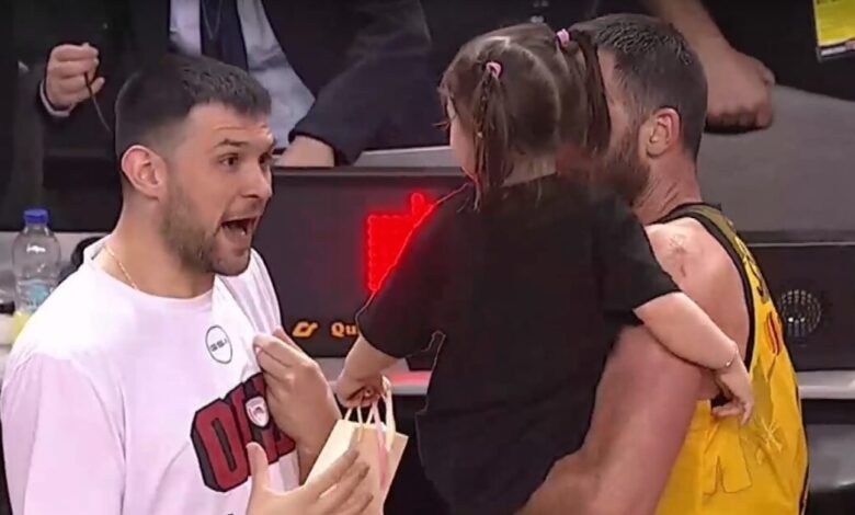 ΑΕΚ-–-Ολυμπιακός:-Φοβερή-στιγμή-με-τον-Κώστα-Παπανικολάου-και-την-κόρη-του-Γάιου-Σκορδίλη