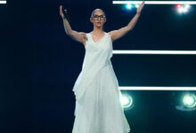 eurovision-2025:-Η-στιγμή-που-η-Κλαυδία-αλλάζει-φόρεμα-στη-σκηνή-του-β’-ημιτελικού-–-Εντυπωσιακό-πλάνο