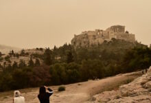 Καιρός:-Η-αφρικανική-σκόνη-«σκέπασε»-την-Αθήνα-–-Απόκοσμο-τοπίο-η-Ακρόπολη,-ο-Λυκαβηττός-και-η-παραλιακή