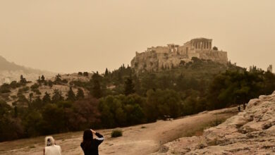 Καιρός:-Η-αφρικανική-σκόνη-«σκέπασε»-την-Αθήνα-–-Απόκοσμο-τοπίο-η-Ακρόπολη,-ο-Λυκαβηττός-και-η-παραλιακή