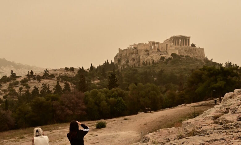 Καιρός:-Η-αφρικανική-σκόνη-«σκέπασε»-την-Αθήνα-–-Απόκοσμο-τοπίο-η-Ακρόπολη,-ο-Λυκαβηττός-και-η-παραλιακή