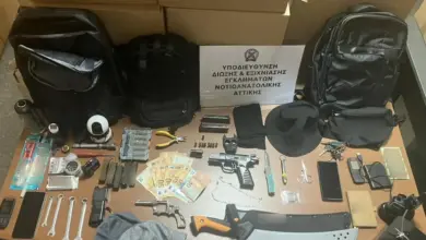 Χειροπέδες-σε-26χρονο-για-κλοπές-χρηματοκιβωτίων-από-εταιρεία-στη-Γλυφάδα-–-Τι-βρήκαν-οι-αστυνομικοί