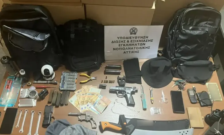 Χειροπέδες-σε-26χρονο-για-κλοπές-χρηματοκιβωτίων-από-εταιρεία-στη-Γλυφάδα-–-Τι-βρήκαν-οι-αστυνομικοί