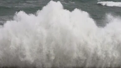 Καιρός:-Ισχυροί-άνεμοι-«σήκωσαν»-κύματα-ύψους-10-μέτρων-στη-Μύκονο