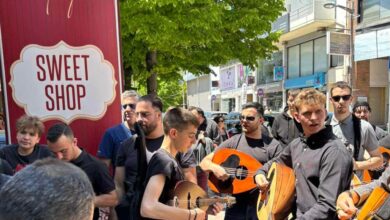 ΟΦΗ:-Κρητικό-γλέντι-στο-Μαρούσι-με-λύρες,-μαντινάδες-και-ψήσιμο