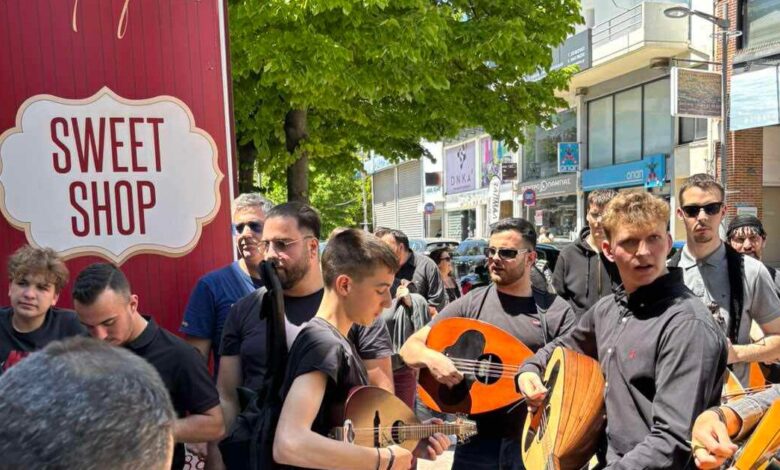ΟΦΗ:-Κρητικό-γλέντι-στο-Μαρούσι-με-λύρες,-μαντινάδες-και-ψήσιμο