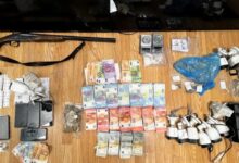 Αγία-Βαρβάρα:-Χειροπέδες-σε-8-για-διακίνηση-και-κατοχή-ναρκωτικών-–-Βρέθηκαν-με-όπλα,-30.000-ευρώ-και-βραστή-κοκαΐνη