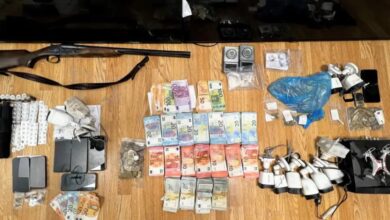 Αγία-Βαρβάρα:-Χειροπέδες-σε-8-για-διακίνηση-και-κατοχή-ναρκωτικών-–-Βρέθηκαν-με-όπλα,-30.000-ευρώ-και-βραστή-κοκαΐνη