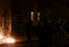 Έριξαν-μολότοφ-κατά-αστυνομικών-έξω-από-τη-Νομική