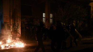 Έριξαν-μολότοφ-κατά-αστυνομικών-έξω-από-τη-Νομική