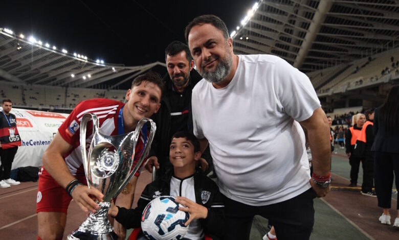 Ο-μικρός-Γιάννης-Παπαστεφανάκης-κράτησε-το-Κύπελλο-Ελλάδας-και-φωτογραφήθηκε-με-τον-Βαγγέλη-Μαρινάκη-και-τον-Παναγιώτη-Ρέτσο
