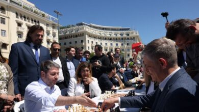 Ο-Νίκος-Ανδρουλάκης-έπαιξε-σκάκι-στην-Πλατεία-Αριστοτέλους-για-τη-Γενοκτονία-των-Ποντίων-–-«Τεράστιο-εθνικό-τραύμα»