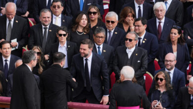 Ζελένσκι-και-Τζει-Ντι-Βανς-σε-μια-αμήχανη-χειραψία-μετά-την-εκρηκτική-συνάντηση-στον-Λευκό-Οίκο