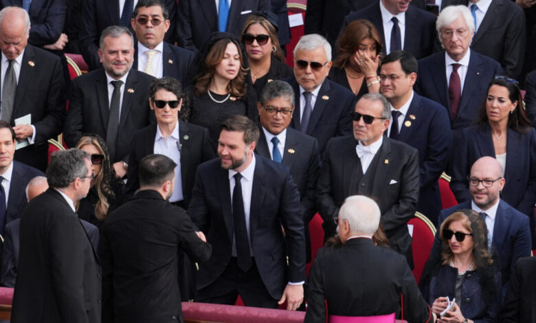 Ζελένσκι-και-Τζει-Ντι-Βανς-σε-μια-αμήχανη-χειραψία-μετά-την-εκρηκτική-συνάντηση-στον-Λευκό-Οίκο