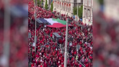 Χάγη:-Πάνω-από-100.000-διαδηλωτές-ντυμένοι-στα-κόκκινα-διαμαρτυρήθηκαν-για-τον-πόλεμο-στη-Γάζα